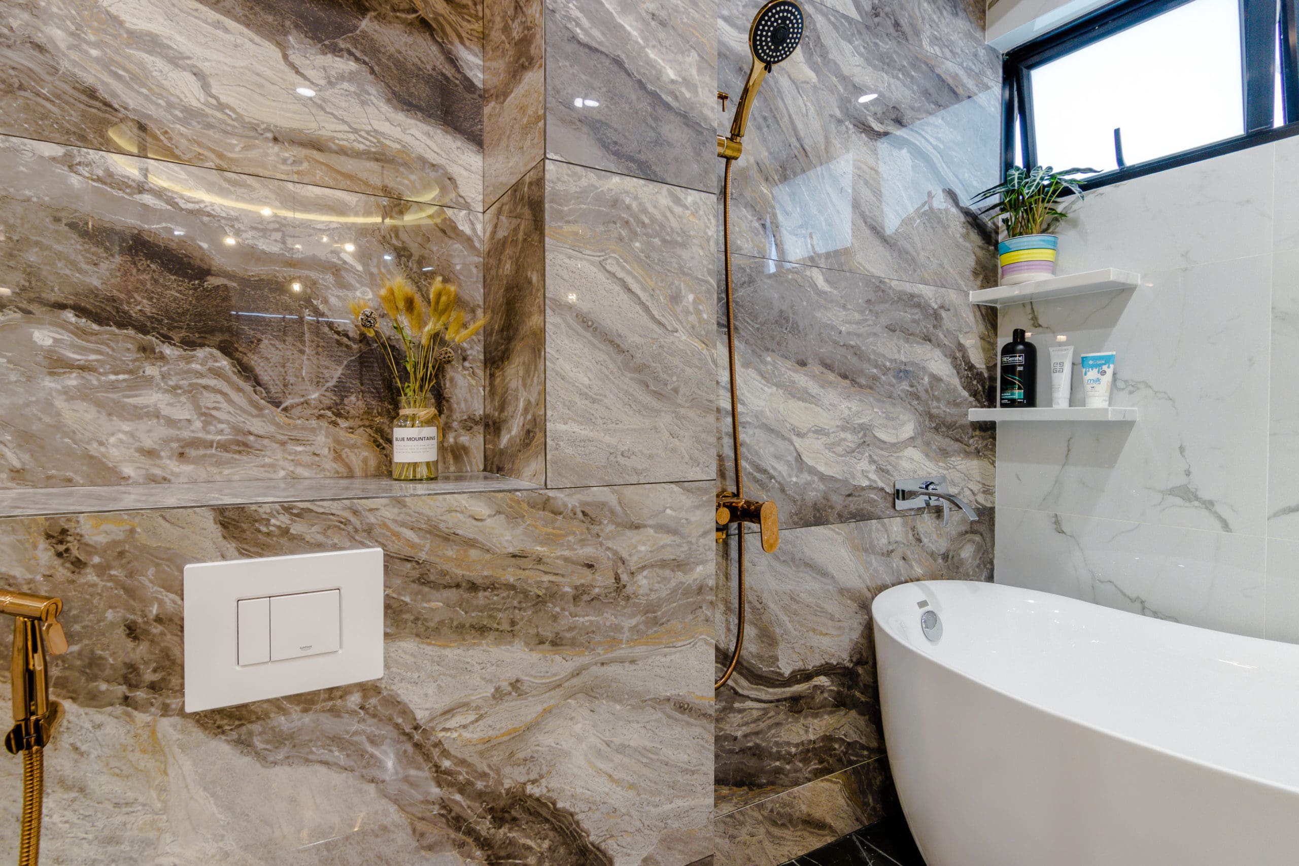 Read more about the article How to Create A Dressing Room With Bathroom Design